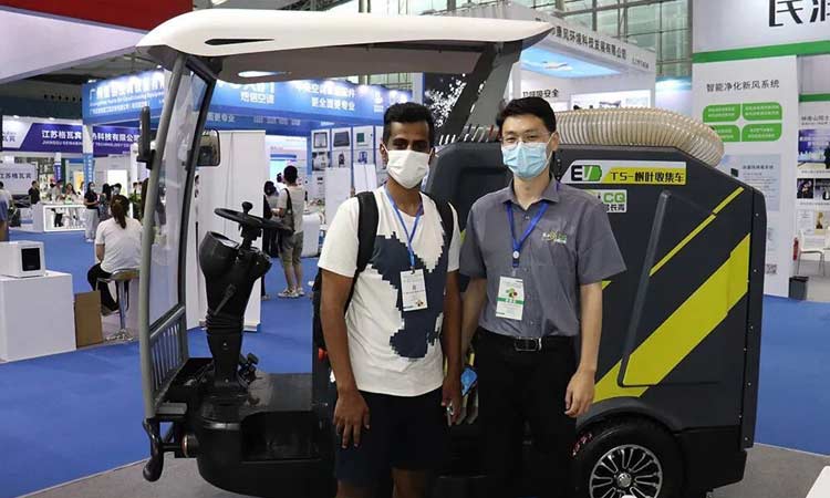 展會(huì)與外國參展人員合影 電動(dòng)環(huán)衛(wèi)車