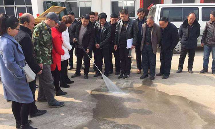 現(xiàn)場指導河南省城鄉(xiāng)環(huán)衛(wèi)怎么使用高壓沖洗車