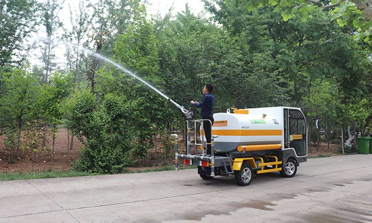 四輪灑水車(chē)園林打藥