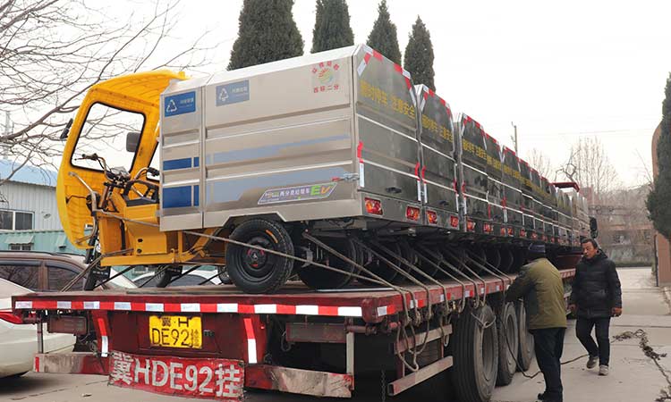 兩分類(lèi)垃圾清運(yùn)車(chē)發(fā)貨