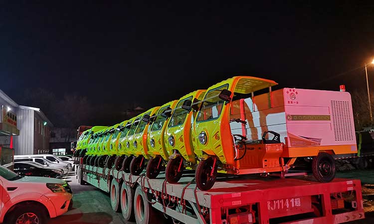 北京環(huán)衛(wèi)公司引進純電動高壓沖洗車到貨現(xiàn)場