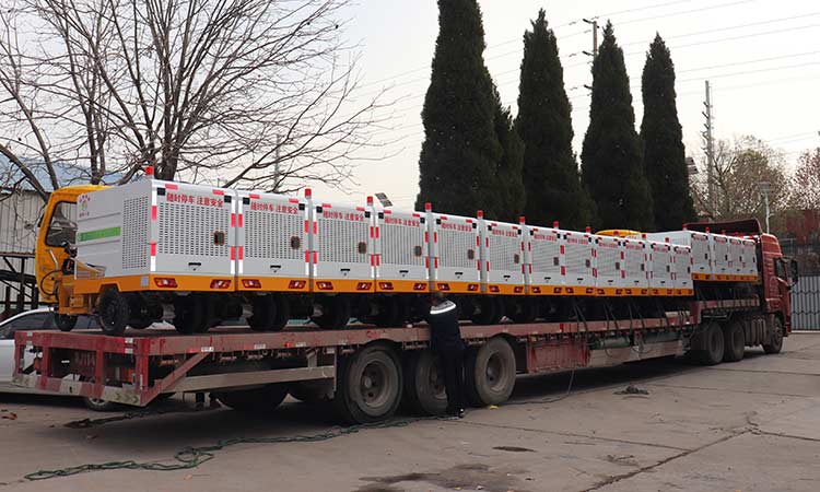 北京環衛公司引進小型多功能高壓沖洗車發貨現場