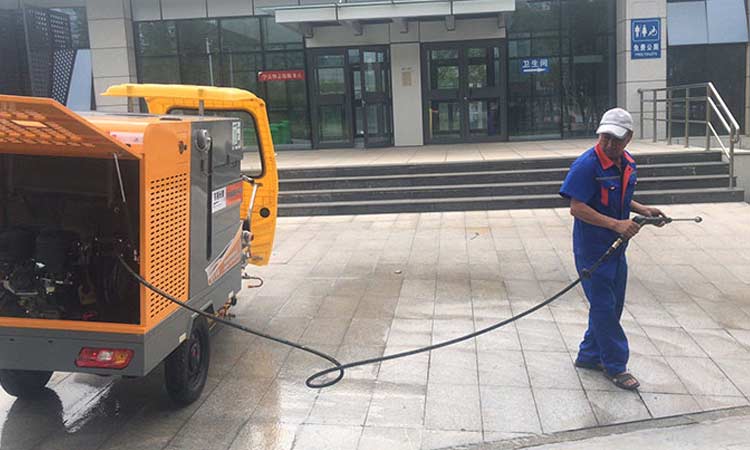 近日浙江環衛公司引進純電動高壓沖洗車，用于環衛道路快速保潔