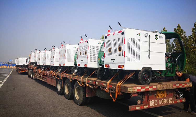 可上牌小型高壓清洗車交付使用現(xiàn)場，可用于環(huán)衛(wèi)人行道高壓清洗