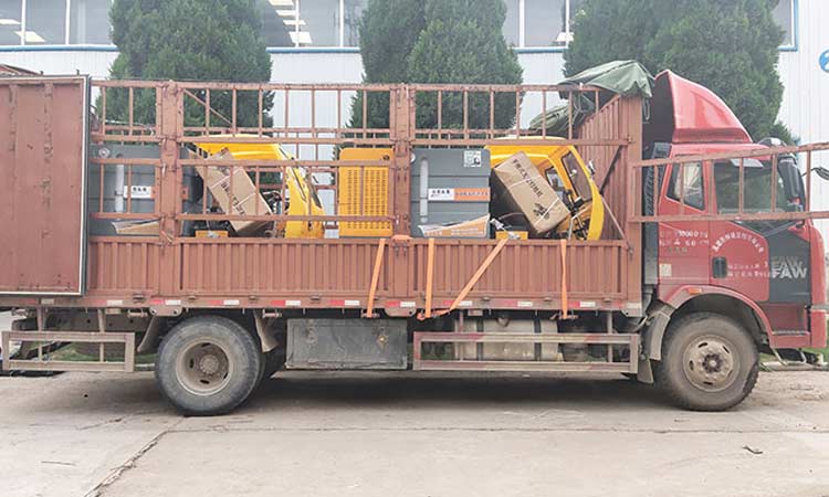 高速收費(fèi)站定制多功能高壓清洗車，用于道路的快速沖洗和保潔