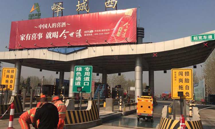 山東高速環(huán)衛(wèi)使用多功能高壓清洗車(chē)進(jìn)行全面清洗作業(yè)