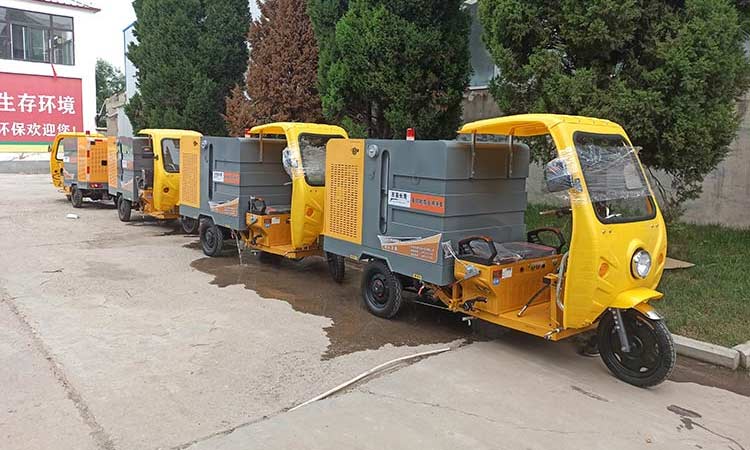 人行道小型高壓清洗車(chē)準(zhǔn)備發(fā)車(chē)