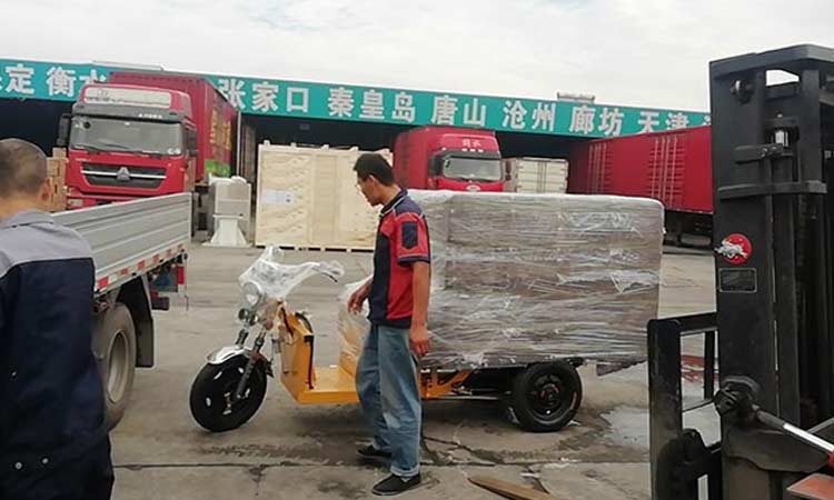 小型高壓清洗車和小型吸葉機,中秋假期照樣發貨