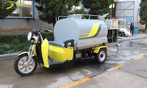 小型三輪灑水車，解決校園飛絮防疫問題