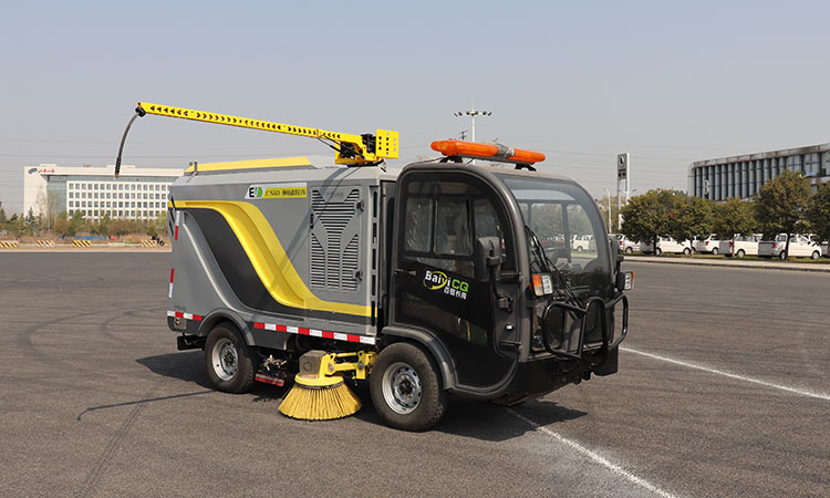 電動(dòng)高壓洗掃車(chē)全新升級(jí)，解決路邊停車(chē)位清潔難題。