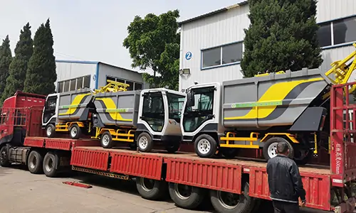 近日發往某環衛公司的多臺純電動垃圾清運車裝車發貨