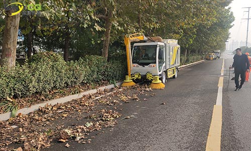 純電動樹葉收集車，秋季落葉收集，其他季節(jié)可作為洗掃車高壓清洗車使用