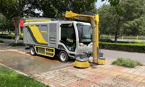 大面積吸樹葉的機器輕松解決樹葉收集轉(zhuǎn)運難題