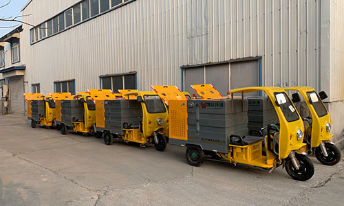凱達環(huán)境定制三輪高壓清洗車發(fā)貨交接現場