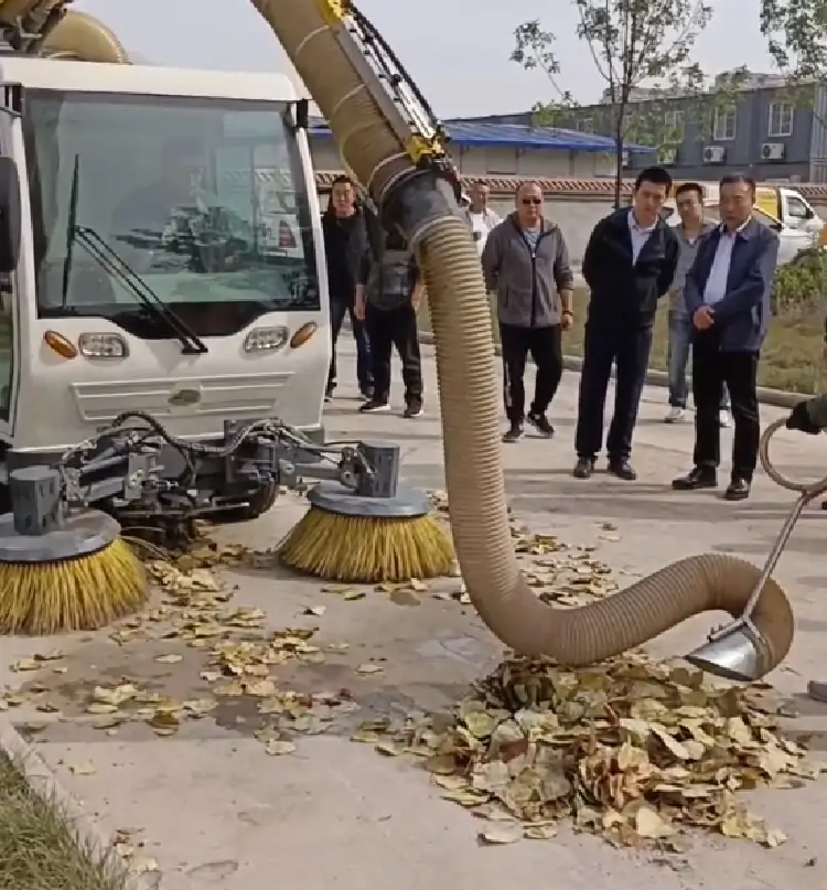 大型樹葉收集車
