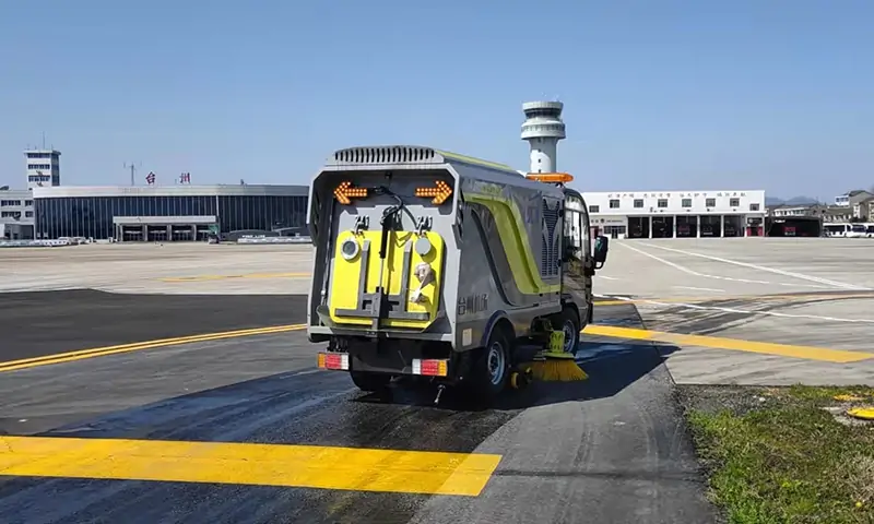 小型純電動(dòng)洗掃車(chē)機(jī)場(chǎng)路面保潔養(yǎng)護(hù)，搭載智慧環(huán)衛(wèi)大數(shù)據(jù)運(yùn)維平臺(tái)，后臺(tái)遠(yuǎn)程監(jiān)控！