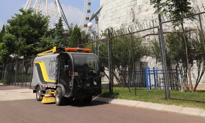 更新迭代再升級(jí)！小型純電動(dòng)洗掃車(chē)功能更完善，系統(tǒng)更全面！