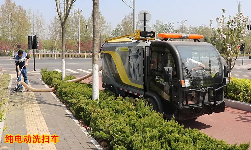 機(jī)場(chǎng)、學(xué)校、景區(qū)等路面清理效果一直不好？小型清潔設(shè)備廠家給您一個(gè)建議！