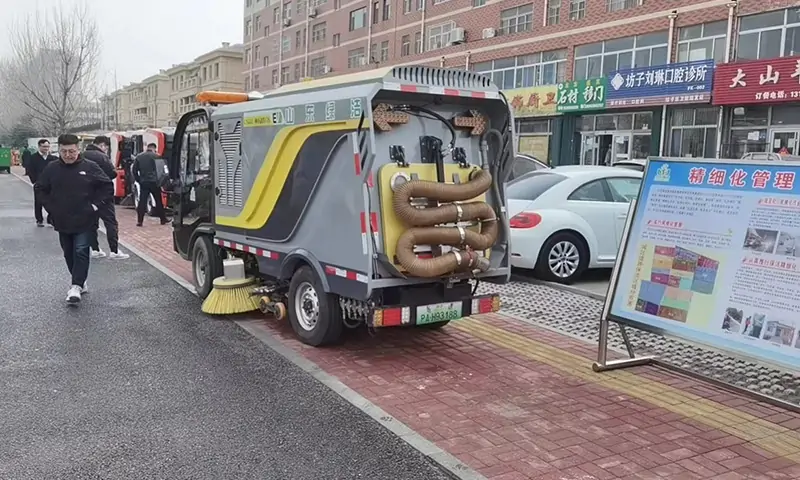 純電動(dòng)洗掃車(chē)現(xiàn)場(chǎng)試車(chē)，人行道路面洗掃引起關(guān)注，行人連連夸贊！