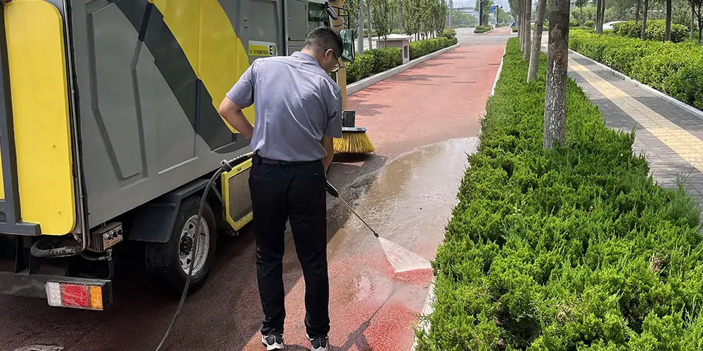 樹葉收集車可以輕松解決道路落葉收集轉(zhuǎn)運難題