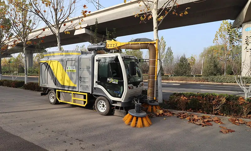 落葉收集大挑戰(zhàn)！秋季落葉收集專用車！純電動更環(huán)保，大容量垃圾箱滿足多場地需求！