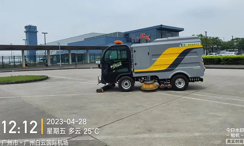 百易純電動(dòng)洗掃車(chē)到達(dá)白云機(jī)場(chǎng)，助力機(jī)場(chǎng)環(huán)衛(wèi)環(huán)境建設(shè)，共建美好城市形象！
