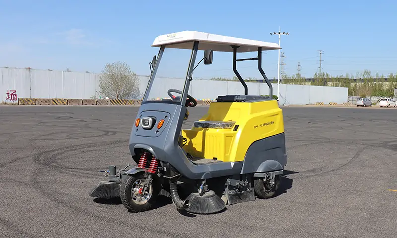 純電動(dòng)清掃車(chē)！體積小巧，通過(guò)性強(qiáng)，單人駕駛操作無(wú)壓力，一起來(lái)看一下吧！