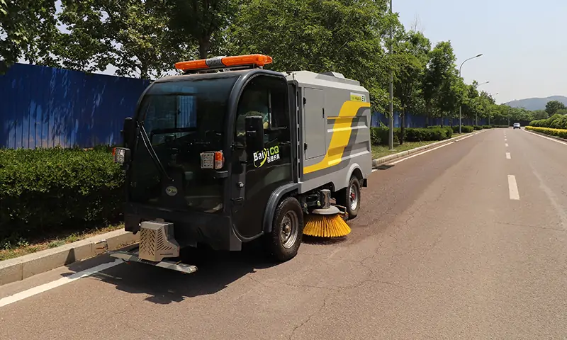 機(jī)場(chǎng) 廠區(qū) 園林 物業(yè)地面洗掃問(wèn)題，一車(chē)解決！見(jiàn)證純電動(dòng)洗掃車(chē)的洗掃魅力吧！
