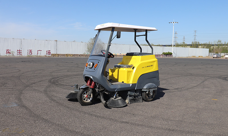 小型道路清掃車(chē)，純電動(dòng)，操控簡(jiǎn)單，應(yīng)用廣泛！