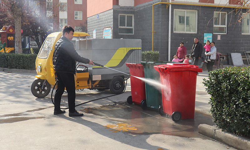純電動高壓沖洗車，人行道輔道路沿石一沖即凈！手持噴槍用處更廣！