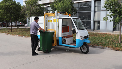 側裝式垃圾清運車BY-L25操作環境