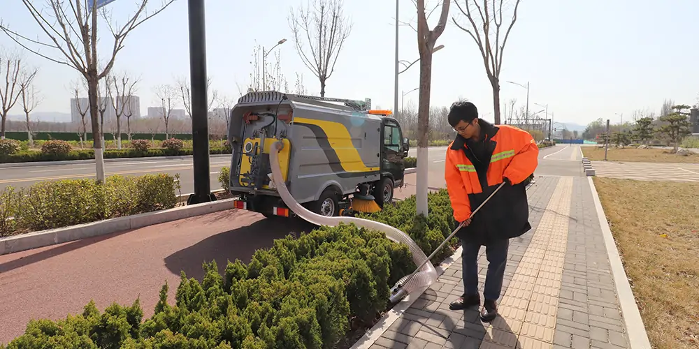 道路洗掃車_路面污漬清潔“專家”_電動洗掃車_環衛洗掃車_小型洗掃車