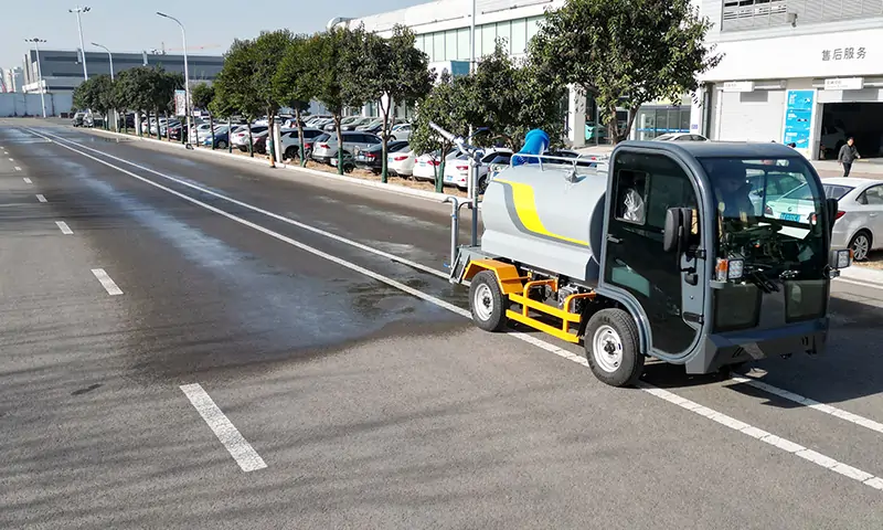 全新多功能四輪灑水車助力城市環保新風潮
