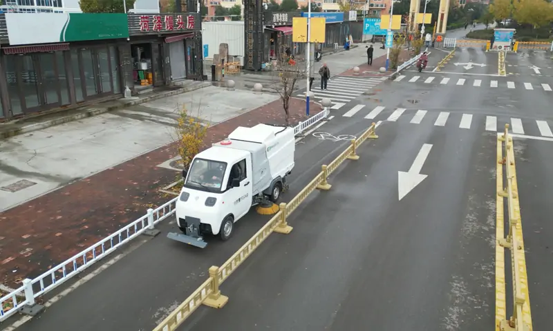 新能源洗掃車(chē)現(xiàn)場(chǎng)作業(yè)震撼呈現(xiàn)：小車(chē)身、大能量，城市清潔新利器
